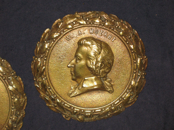 Paire de médaillons en bronze de style Louis XVI à l'effigie de Mozart et Beethoven époque 19ème