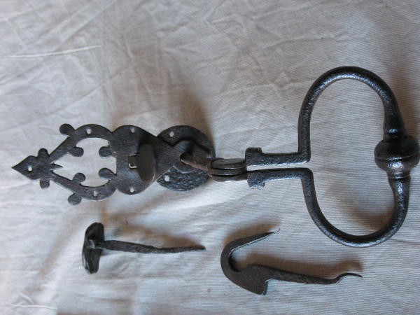 Marteau heurtoir de porte en fer forgé complet époque  18ème