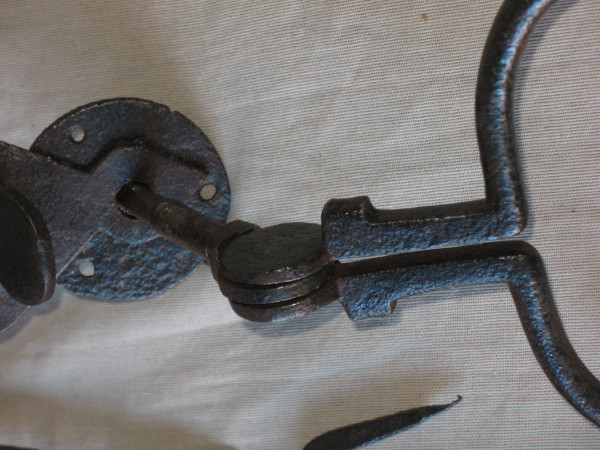 Marteau heurtoir de porte en fer forgé complet époque  18ème