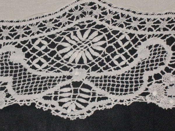 Grande drappo nuziale in filo metallico con bordo largo e retro in pizzo a fuselli inizio '900