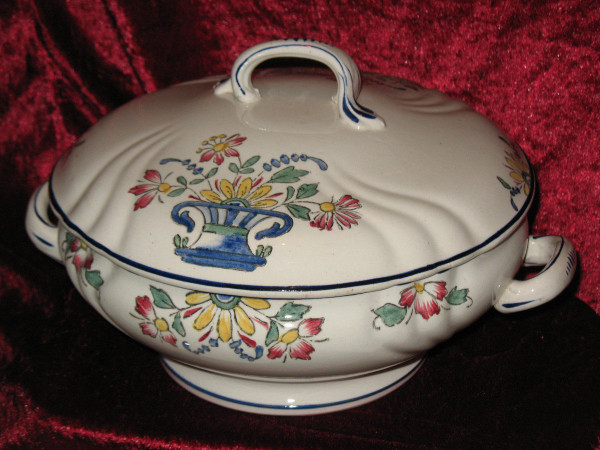 Earthenware table service from Longwy decorated with a floral basket of 101 pieces