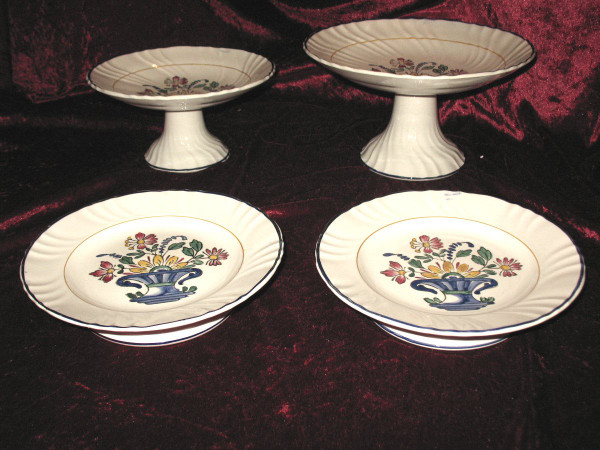 Earthenware table service from Longwy decorated with a floral basket of 101 pieces