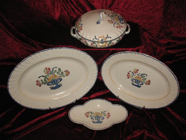 Earthenware table service from Longwy decorated with a floral basket of 101 pieces