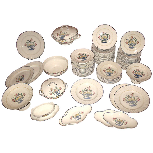 Earthenware table service from Longwy decorated with a floral basket of 101 pieces