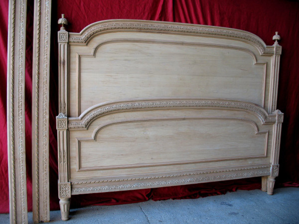 Letto in stile Luigi XVI in legno di faggio intagliato del XIX secolo