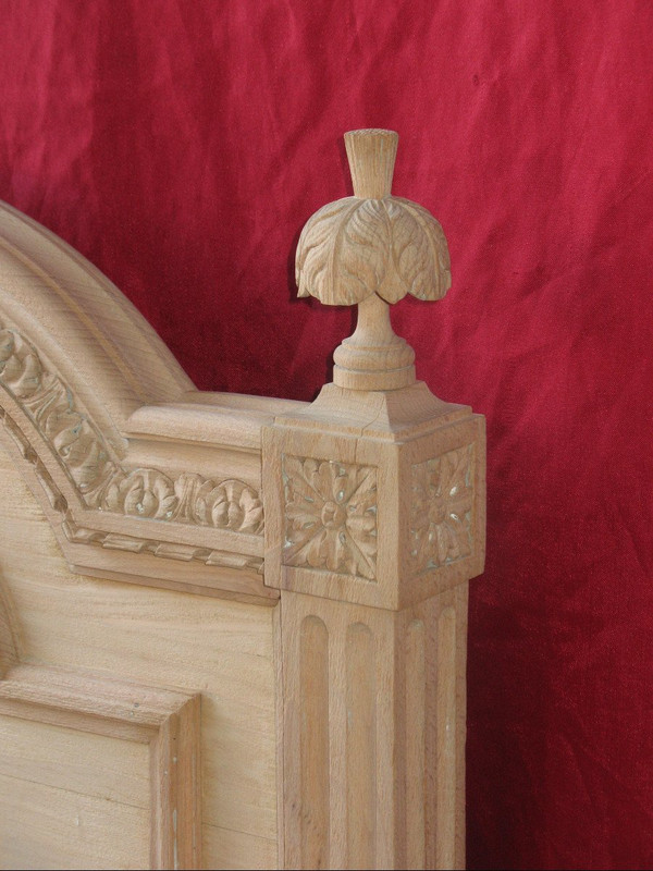 Letto in stile Luigi XVI in legno di faggio intagliato del XIX secolo