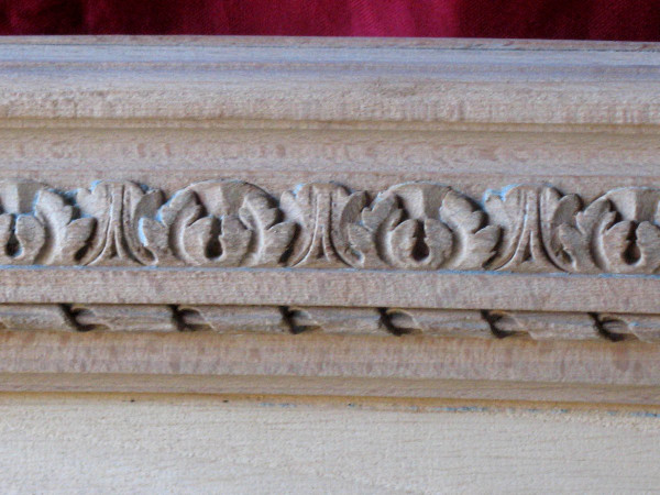 Letto in stile Luigi XVI in legno di faggio intagliato del XIX secolo