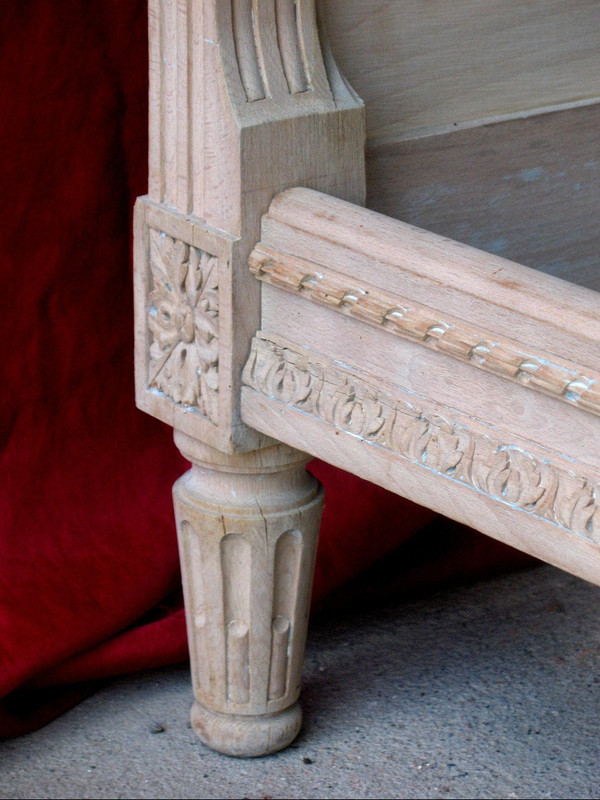 Letto in stile Luigi XVI in legno di faggio intagliato del XIX secolo