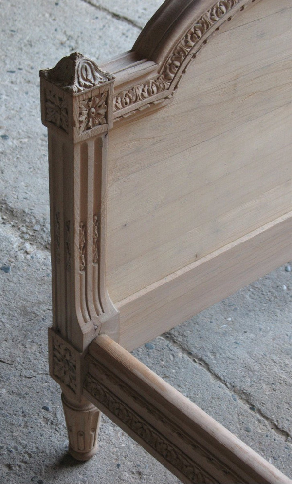 Letto in stile Luigi XVI in legno di faggio intagliato del XIX secolo