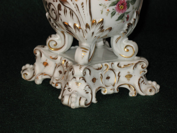 Vaso in porcellana parigina con decorazione floreale del periodo della Restaurazione del XIX secolo nello stile di Jacob Petit