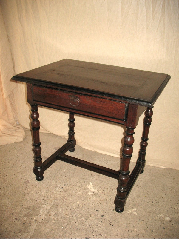 Table à écrire bureau époque Louis XIV en noyer Origine Périgord 17ème