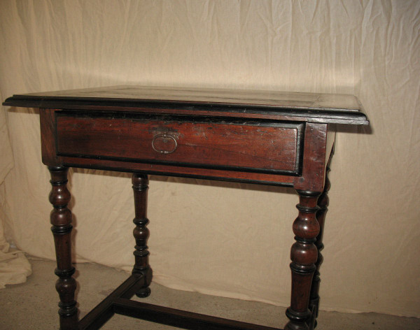 Table à écrire bureau époque Louis XIV en noyer Origine Périgord 17ème