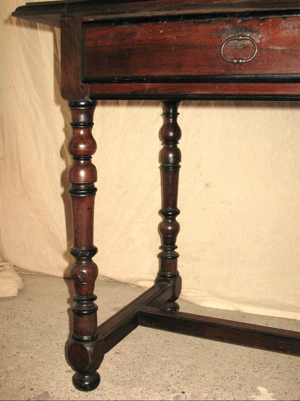 Table à écrire bureau époque Louis XIV en noyer Origine Périgord 17ème