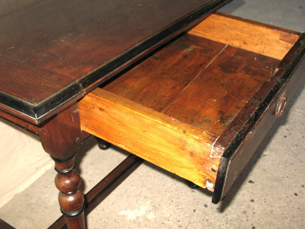 Table à écrire bureau époque Louis XIV en noyer Origine Périgord 17ème