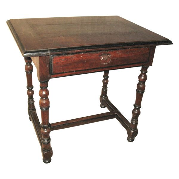 Table à écrire bureau époque Louis XIV en noyer Origine Périgord 17ème