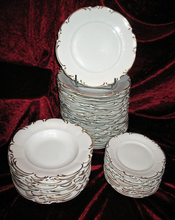 Porcelain dinner service in the Louis XV style from the 20th century