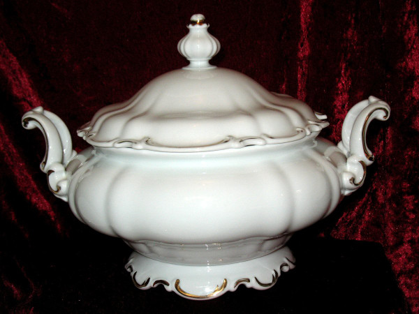 Porcelain dinner service in the Louis XV style from the 20th century