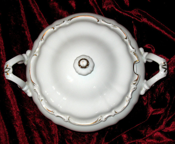 Porcelain dinner service in the Louis XV style from the 20th century