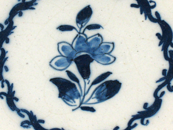 Plate in Delft earthenware from the 17th century with monochrome blue decoration