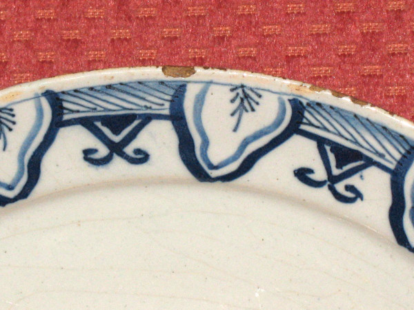 Plate in Delft earthenware from the 17th century with monochrome blue decoration