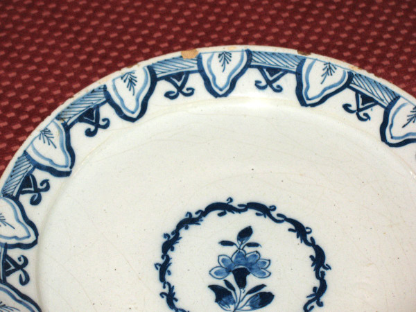 Plate in Delft earthenware from the 17th century with monochrome blue decoration