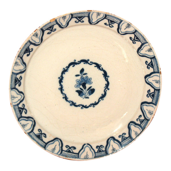 Plate in Delft earthenware from the 17th century with monochrome blue decoration