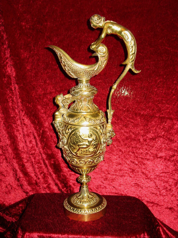 Brocca in bronzo in stile Luigi XVI con decorazione di Anfitrite, XIX secolo