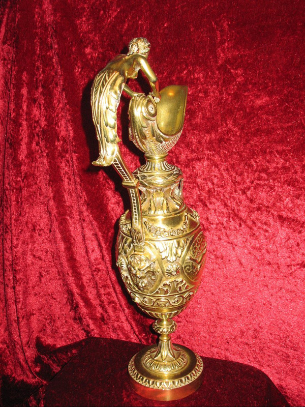Brocca in bronzo in stile Luigi XVI con decorazione di Anfitrite, XIX secolo