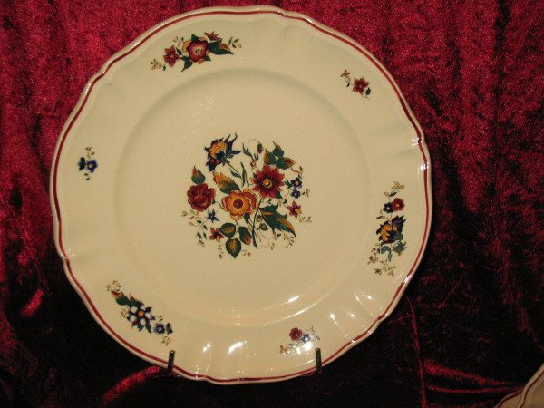 Sarreguemines earthenware dinner service with floral decoration from the 20th century