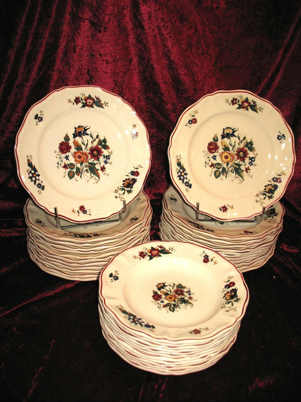 Sarreguemines earthenware dinner service with floral decoration from the 20th century