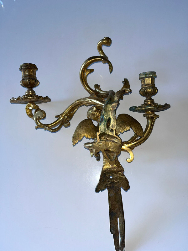 C.Cressent (1685-1768) o Maison BAGUES. Lampada da parete con pappagallo in bronzo dorato