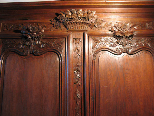 Geschnitzter Hochzeitsschrank aus Eiche 19. Jahrhundert Herkunft Normandie