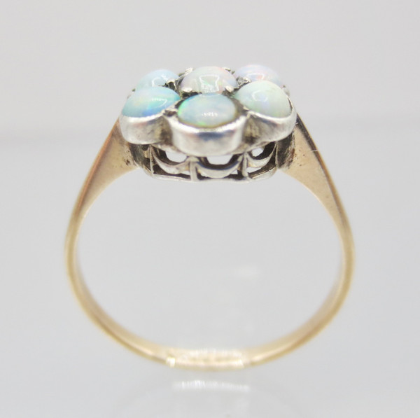 Anello in oro e opale.