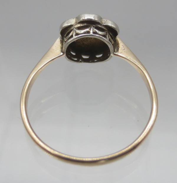 Anello in oro e opale.