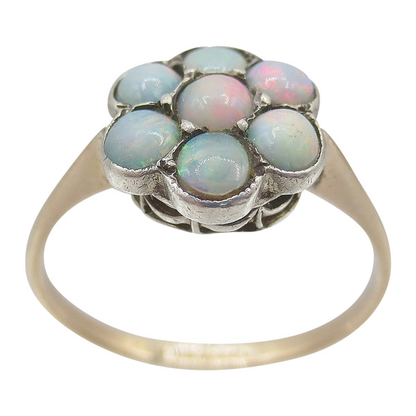 Anello in oro e opale.