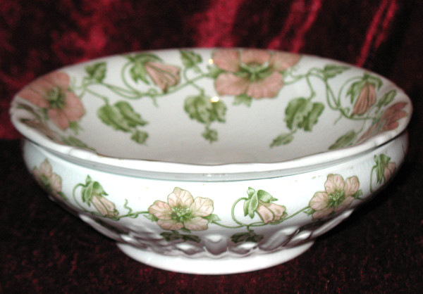 Service of toilet in earthenware of Sarreguemines period end 19th decorated with flowers of bindweed