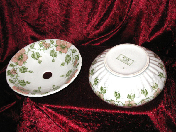 Service of toilet in earthenware of Sarreguemines period end 19th decorated with flowers of bindweed