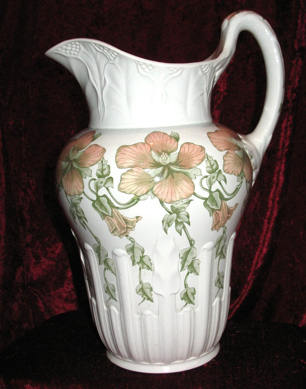 Service of toilet in earthenware of Sarreguemines period end 19th decorated with flowers of bindweed