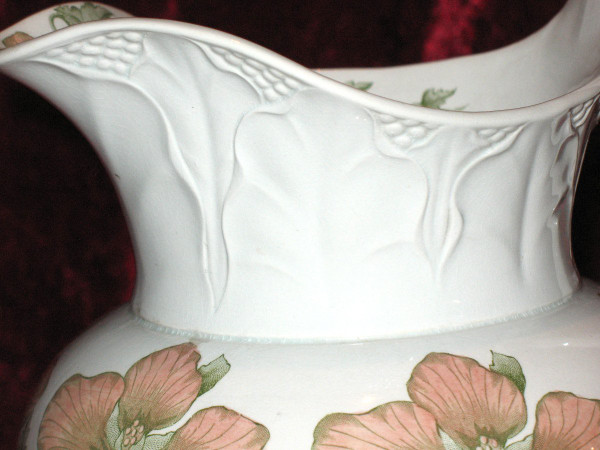 Service of toilet in earthenware of Sarreguemines period end 19th decorated with flowers of bindweed