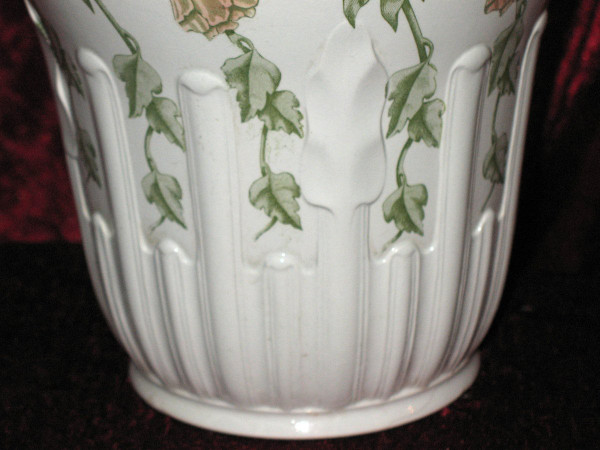 Service of toilet in earthenware of Sarreguemines period end 19th decorated with flowers of bindweed