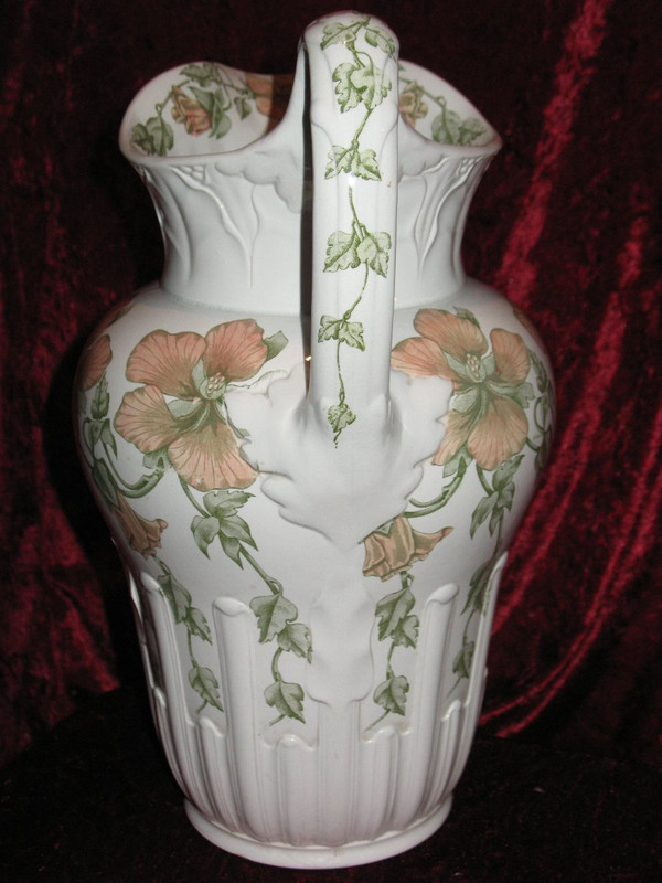 Service of toilet in earthenware of Sarreguemines period end 19th decorated with flowers of bindweed