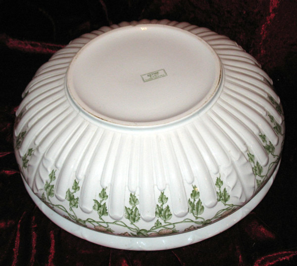 Service of toilet in earthenware of Sarreguemines period end 19th decorated with flowers of bindweed