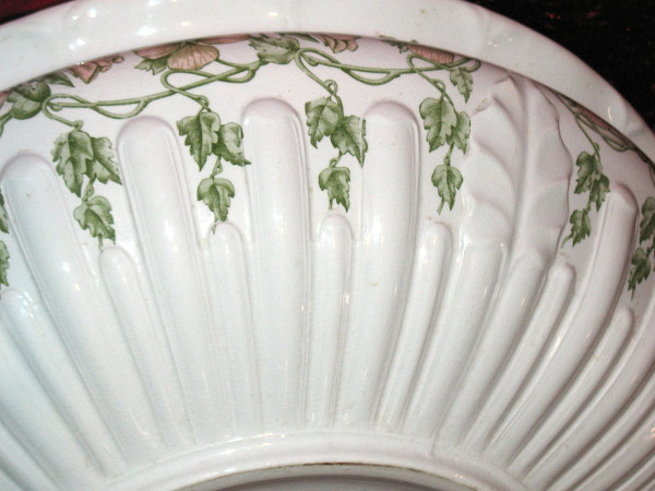 Service of toilet in earthenware of Sarreguemines period end 19th decorated with flowers of bindweed
