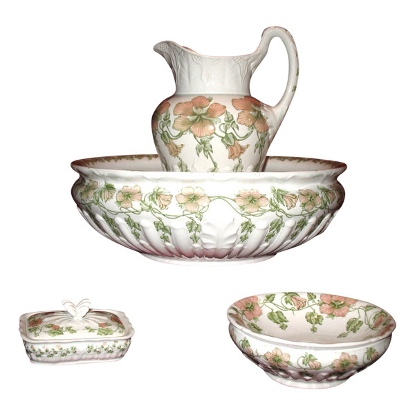 Service of toilet in earthenware of Sarreguemines period end 19th decorated with flowers of bindweed