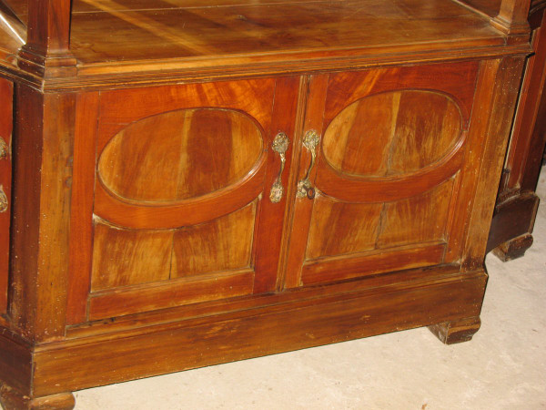 Buffet de présentation époque Art Nouveau en bois fruitier