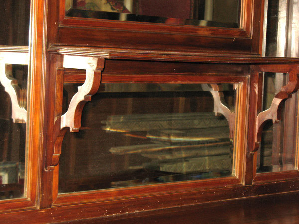 Buffet de présentation époque Art Nouveau en bois fruitier