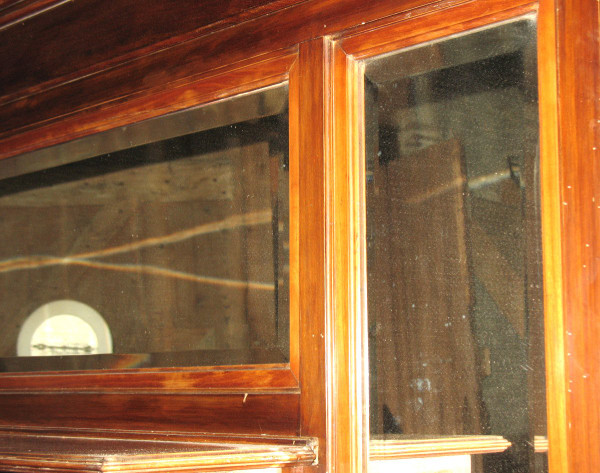 Buffet de présentation époque Art Nouveau en bois fruitier