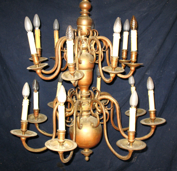 Grande lampadario olandese in bronzo e ottone dell'inizio del XIX secolo con 16 bracci di luce