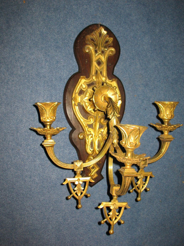Grande applique in bronzo in stile gotico del XIX secolo con 3 bracci di luce