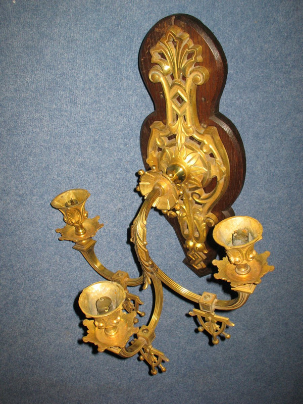 Grande applique in bronzo in stile gotico del XIX secolo con 3 bracci di luce